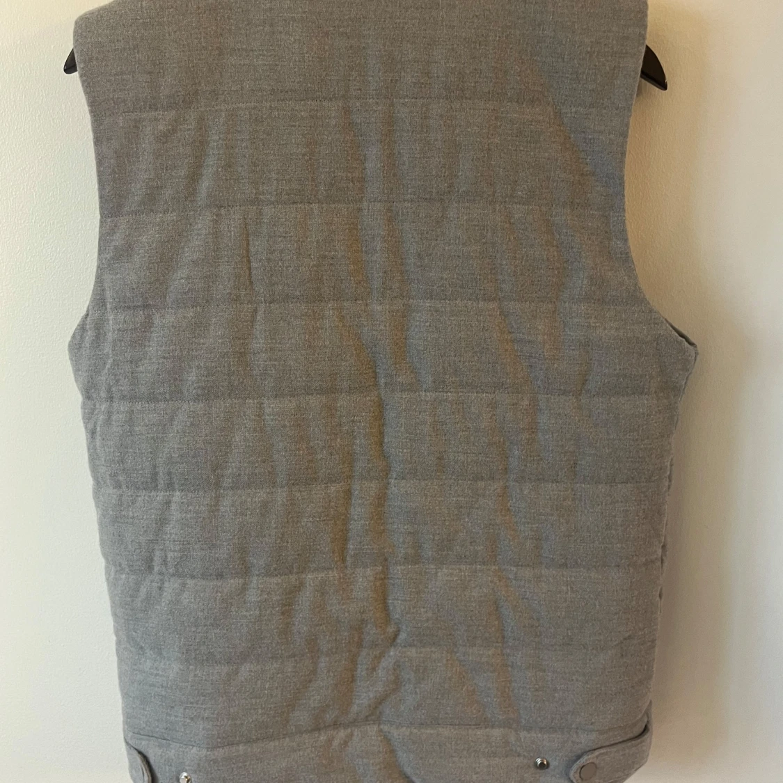 Grå quiltad väst från Dressmann - 3