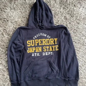 Mörkblå hoodie från Superdry - Säljer en mörkblå hoodie från Superdry. Strl M. Bra skick. Skriv vid frågor.