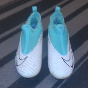 Nike Phantom GX Academy Fotbollskor - Har änvänt dem här bara en gång.