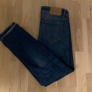 Tiger Of Sweden Jeans - Tiger Of Sweden jeans i storlek 29:30 o en fin utvättad blå tvätt. De är sparsamt använda och i mycket fint skick! 