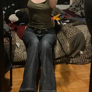 Mörkblå lågmidjade jeans från Lee  - Skit snygga lågmidjade jeans med en liten bootcut.