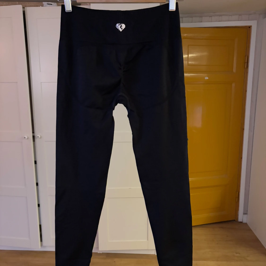 Svarta träningstights med scrunch - 2