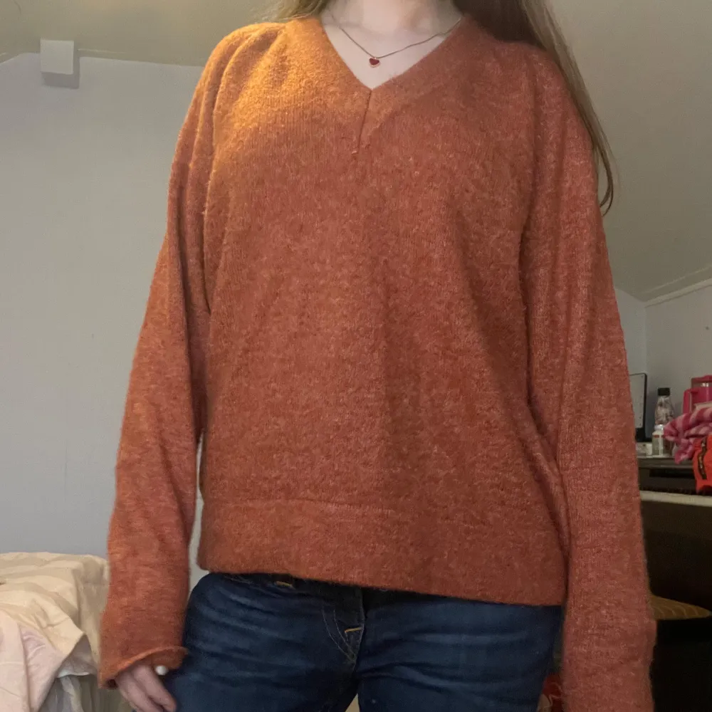 Orange stickad tröja från Stories i strl S 🧡🧡Så mjuk och skön . Neuleet.