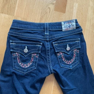 True religion jeans - Coola true religion jeans med strass detaljer på fickorna, midjemåttet är 37cm och innerbenslängden 81cm🌟