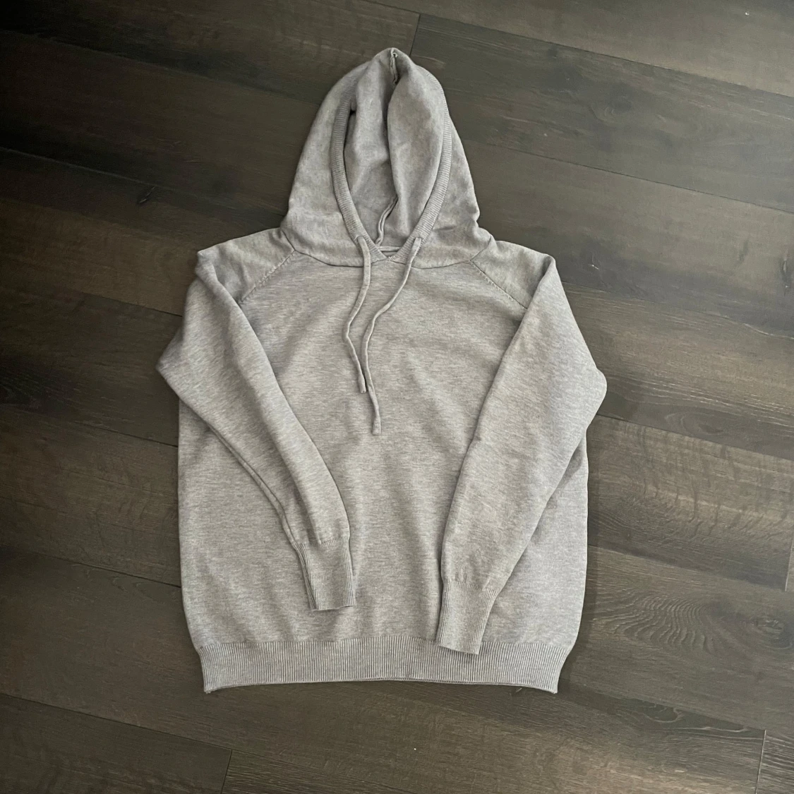 Stickad hoodie i merino ull