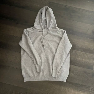 Stickad hoodie i merino ull - Säljer en stickad grå hoodie tillverkad i 100% bomull. Perfekt för en avslappnad look. Passar bra till både jeans och mjukisbyxor. Den är i storlek S men är liten i storleken, den passar någon runt 170. Aldrig använd! Bara att höra av sig vid frågor eller funderingar 🙌🙌