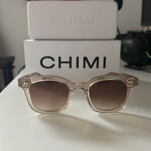 Chimi 02 ecru - Tjena! säljer nu dessa snygga solglasögon från Chimi modell 02. Skick 9/10 inga direkta tecken på användning. Låda, case och pudsduk medföljes. Hör av er vid eventuella funderingar.
