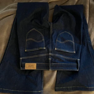 Lee jeans  - Lee jeans low waitst och bootcut. Använda fåtal ggr, i nyskick 