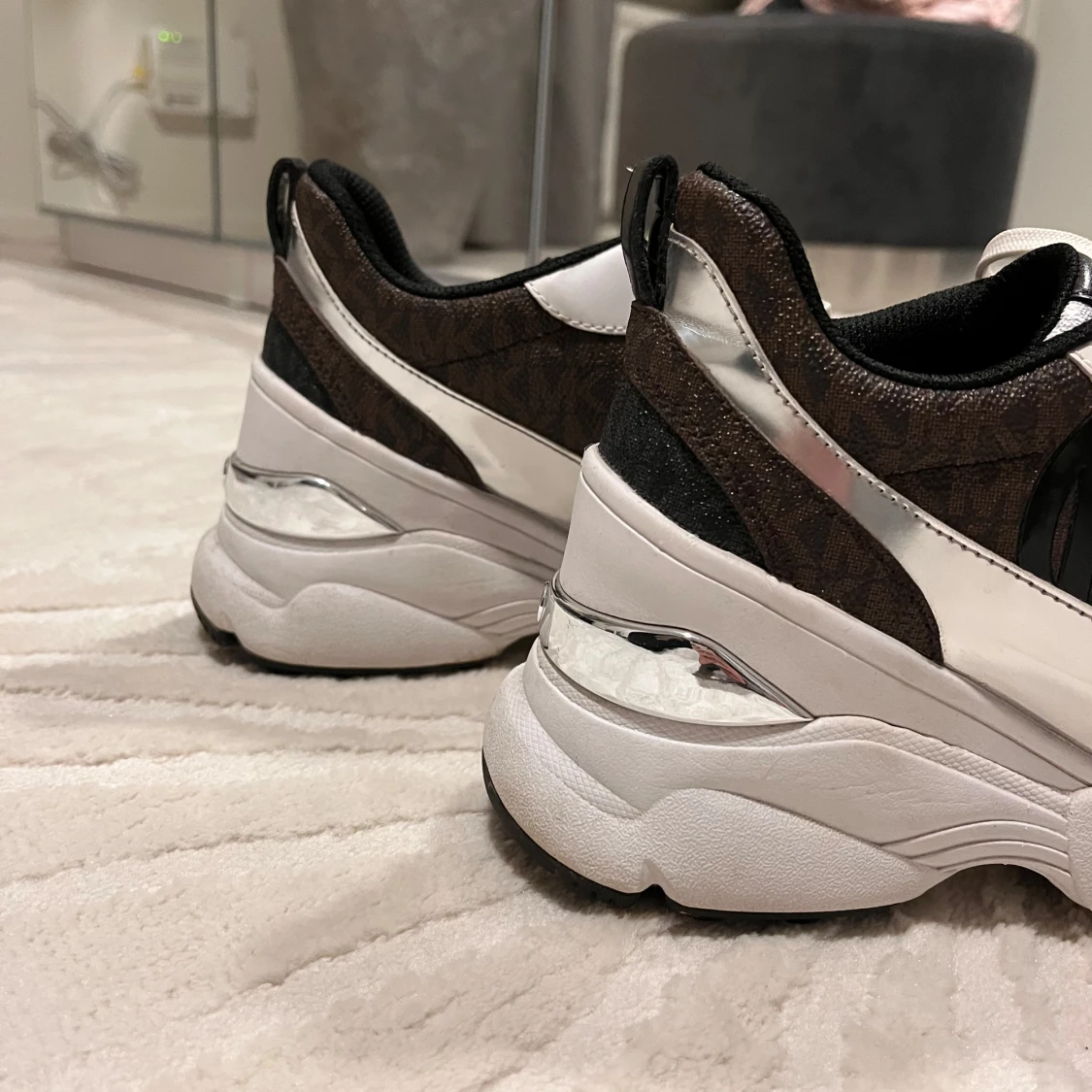 Svartvita sneakers från Michael Kors - 1