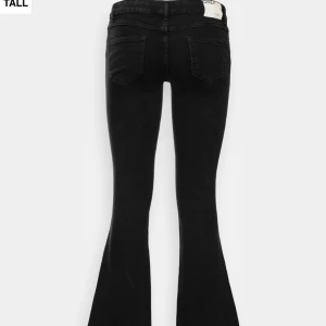 SÖKER!!!! only low waist jeans tall - söker ett par svarta onlcoral svarta bootcut jeans. 25x34 eller 36 skriv gärna om ni har eller vet nån som säljer