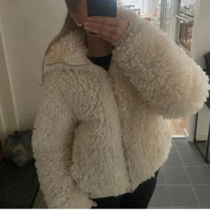 hm päls jacka - fluffig jacka från hm, första bilden är lånad men andra är min❤️ välldigt skön och mysig, köpt för drygt 3 månader sen och används inte.