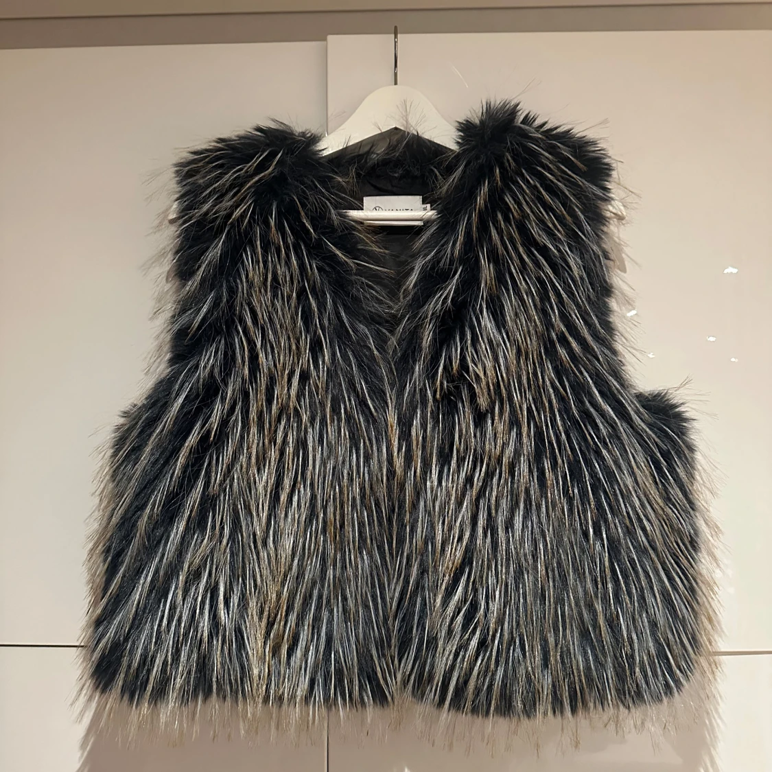 Svart pälsväst från Vanita - 1