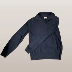 Mörkblå pikétröja från These Glory Days - Säljer en stilren mörkblå pikétröja från These Glory Days. Tröjan har en klassisk krage och är tillverkad i ett texturerat material som ger en snygg look. Perfekt för en avslappnad men ändå uppklädd stil. Pris kan diskuteras!😄