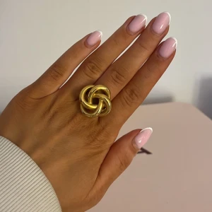 Guld ring  - Så fin guld ring, aldrig använd, super fin och bra kvalitet! Rostfritt och tungt