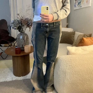 Weekday jeans!!! - Säljer dessa skit snygga och coola weekday jeans, som är helt slutsålda och säljs inte längre.Lite lite slitna där nere men absolut inget man märker av!!💕