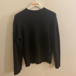 Svart tröja från H&M🖤 - Säljer en stilren svart tröja från H&m. Tröjan har en klassisk design med långa ärmar och rund halsringning. Perfekt för kyligare dagar.