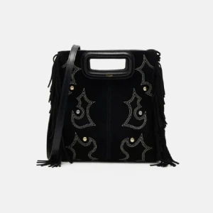 Svart väska med fransar från Maje - Snygg svart axelväska från Maje med coola fransar på sidorna och dekorativa broderade mönster. 💕💕Väskan har ett praktiskt handtag och en avtagbar axelrem. Perfekt för att ge din outfit en unik touch. Skriv om du har funderingar !!