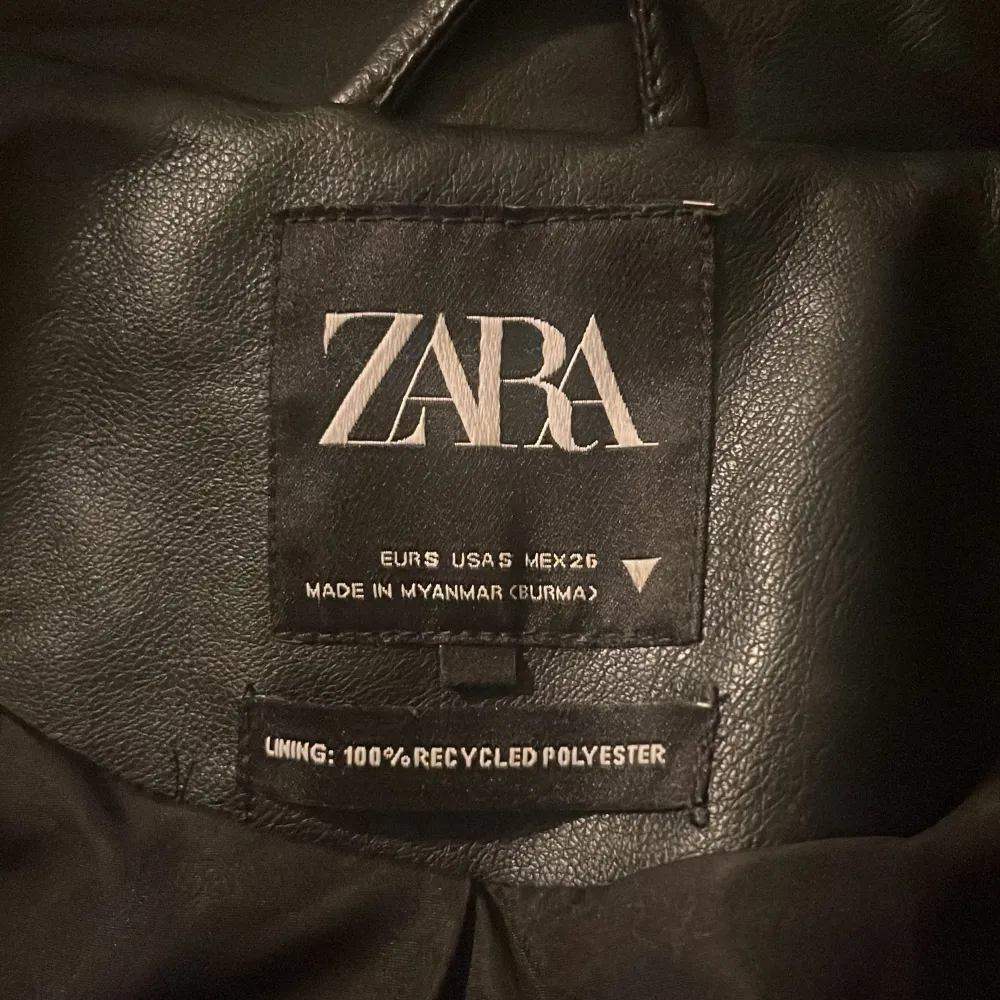 Snygg svart skinnjacka från Zara. Jättefint skick! . Takit.