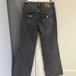 Bootcut jeans Levi's low waist - Sjukt nice svart/grå bootcut jeans från Levi's med låg midja och snygga bakfickor. Strl 26/30, skulle säga att de passar xs och xxs då de är något små på mig som har 36 i vanliga fall. Har inga egna bilder eftersom de inte passar<3 Är 168 o de är korta på mig så passar väl en kort tjej skulle jag säga! 