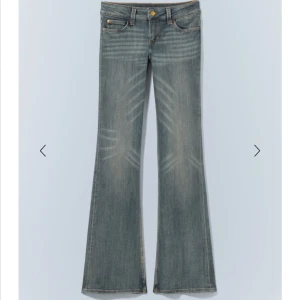 Blå bootcut jeans - Snygga blå lågmidjade! bootcut jeans. Från weekday. Aldrig använda pga inte passade mig och har lappen kvar🥰 strl 29x32