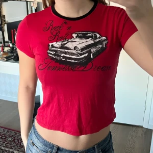 Babytee - Röd t-shirt med tryck, barnstorlek 134/140 men passar också XS/S 💕