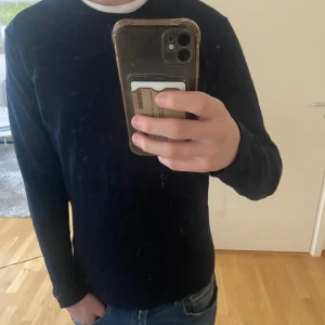 Mörkblå tröja från J.Lindeberg - Säljer en stilren mörkblå tröja från J.Lindeberg. Storlek S med bra passform och skicket är bra. Passar sjukt bra till de flesta outfits. Hör gärna av dig vid frågor eller funderingar priset är ej hugget i sten!