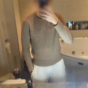 Tröja | 100% merinoull - Tröja | Beige | Merinoull (100%) | Uniqlo | S | 185 cm & 72 kg är han på bilden | Nypris ≈ 499