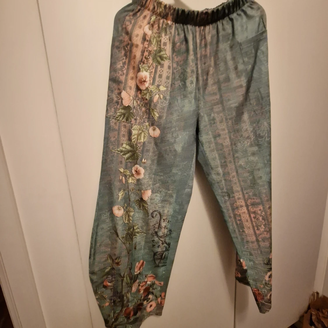 Blommiga byxor med elastisk midja - 1