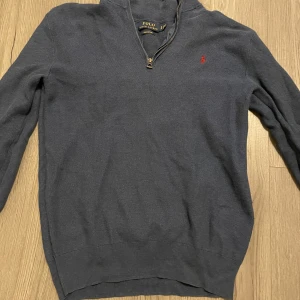 Ralph lauren halv zip - Fet Ralph Lauren halv zip, toppen skick i färg marin blå. Ny pris 2300 mitt pris 500.                           Fråga vid funderingar. 