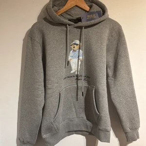 Grå hoodie från Polo Ralph Lauren - Säljer en stilren grå hoodie från Polo Ralph Lauren  
