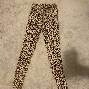 Leopardmönstrade leggings - Snygga leopardmönstrade leggings i tight passform. Perfekta för att ge din outfit en djärv touch. De är stretchiga och bekväma, vilket gör dem idealiska för både vardag och speciella tillfällen.