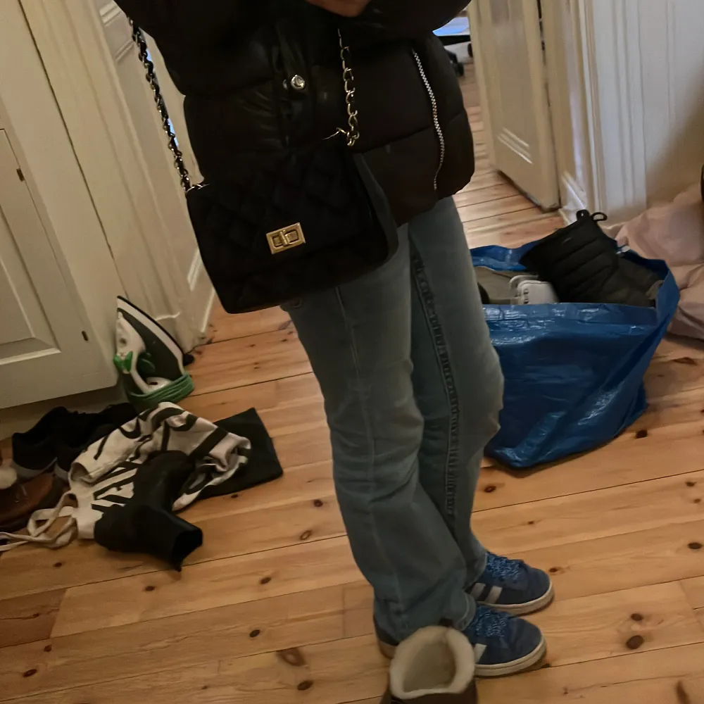 Snygg svart quiltad axelväska i skinn, tillverkad i Italien. Väskan har en elegant kedjerem och ett stilrent spänne i metall. Perfekt för att ge din outfit en lyxig touch. Priset kan alltid diskuteras . Laukut & Käsilaukut.