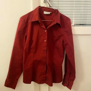 Röd skjorta från Hennes - Färgen är lite mer vinröd än på bilden