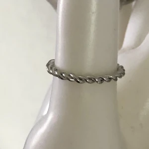 Silverfärgad tvinnad ring - ❗️TAR ENDAST EMOT SWISH, skriv t mig vid köp ❗️Elegant och stilren ring i silverfärg med en tvinnad design. Perfekt för att ge en subtil men chic touch till din look. Passar bra till både vardag och speciella tillfällen.