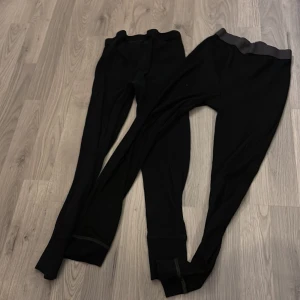 Svarta långkalsonger  - Säljer två par svarta långkalsonger. elastiska midja. 