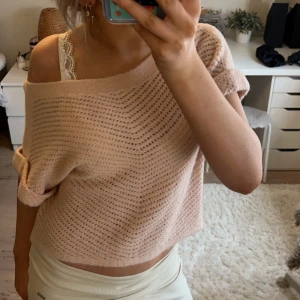 Ljusrosa stickad topp - Jätte snygg och jätte mjuck stickad topp, lägger sig fint att ha över endast en axel men också över båda. As snygg passform och gosigt material! Har inga defekter.vet ej storleken, men sitter perfekt på mig som brukar ha s.