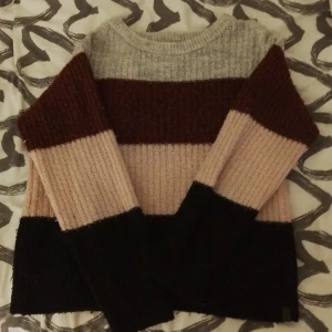 Stickad tröja  - Stickad tröja från Lager 157. Tröjan är nopprig men fin ändå. Storlek 140/XXS.