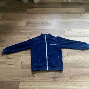 Palm Angels - Säljer min Palm angels tröja då jag inte passa den, har använt den Max 2 gånger 