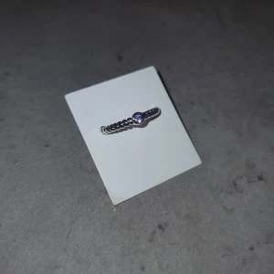 Silverring med sten - Elegant silverring med en vacker sten i mitten. Ringen har en flätad design som ger den en unik och stilren look. Perfekt för att lägga till en touch av färg och elegans till din stil.