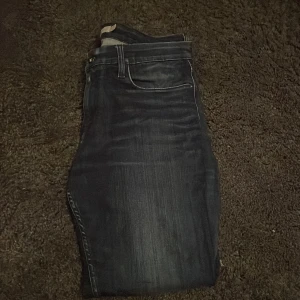 Mörkblå jeans från Calvin Klein - Snygga mörkblå jeans från Calvin Klein. Modell slim/straight