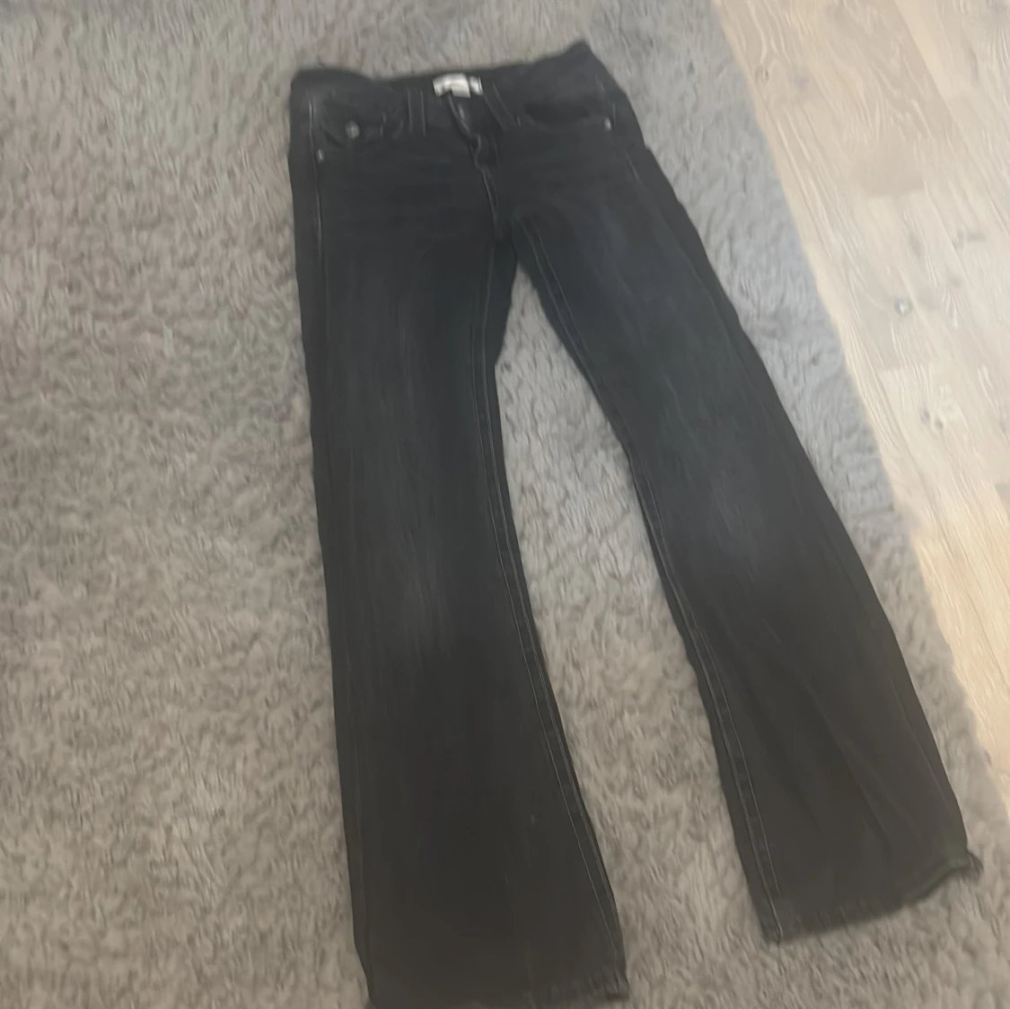 Svarta bootcut jeans