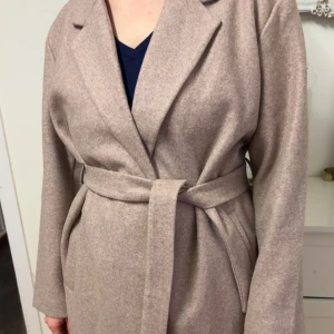 Beige kappa från ONLY - Helt ny Prisslapp på, säljer ppågrund av för stor. Köpte den för 799kr Skicka prisförslag så diskuterar vi priset