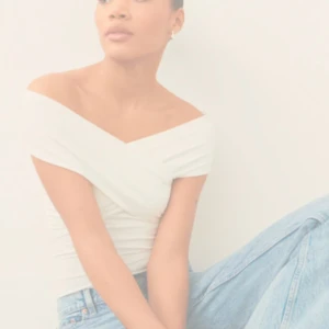 Vit offshoulder topp - Säljer denna vita topp från Gina i storlek S, använd ett fåtal gånger så superbra skick💞