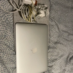 MacBook Air 13 - Säljer en MacBook Air i silver. Den är smidig och lätt, perfekt för både arbete och underhållning. 2 stycken laddare och även fodralet ingår. Några märken finns på hörnen, men fungerar utmärkt. Perfekt för studier eller arbete på språng. Notera att datorn har en holländsk/tysk tangentbordslayout 💻Skriv gärna om du har några frågor 🤗🤗