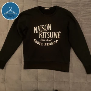Maison Kitsuné tröja - Snygg och eftertraktad tröja från Maison Kitsuné. Tröjan är i mycket bra skick och har inga defekter. Hör av er vid funderingar 🙌🏼