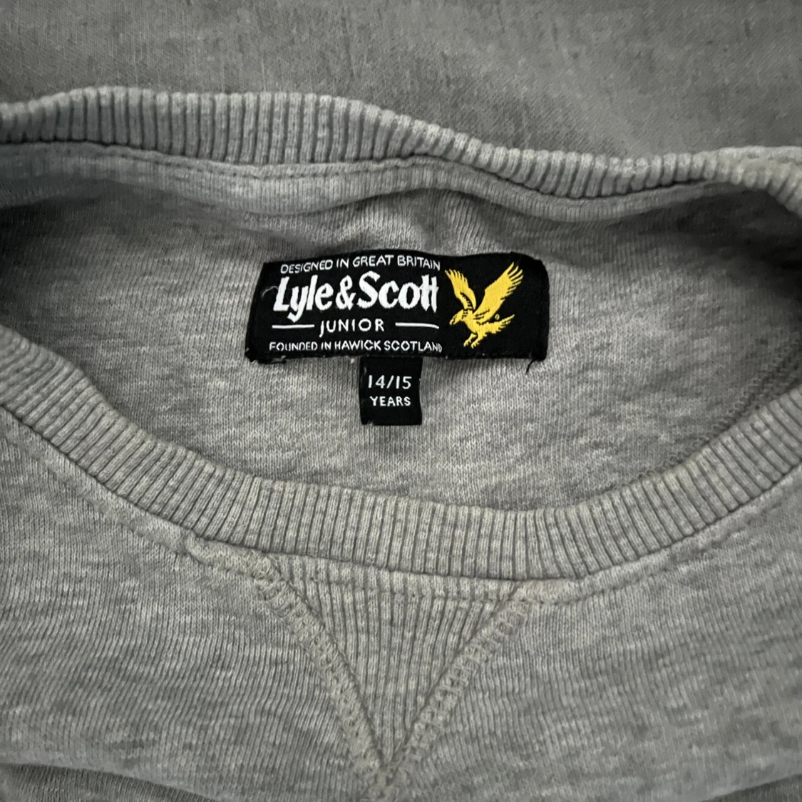 Grå sweatshirt från Lyle & Scott - 2