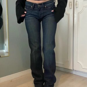 Diesel Riden  - Snygga mörkblå bootcut jeans med låg midja, storlek xs L34, midjemått 32,Grenmått 19 och innebenslängd 87 