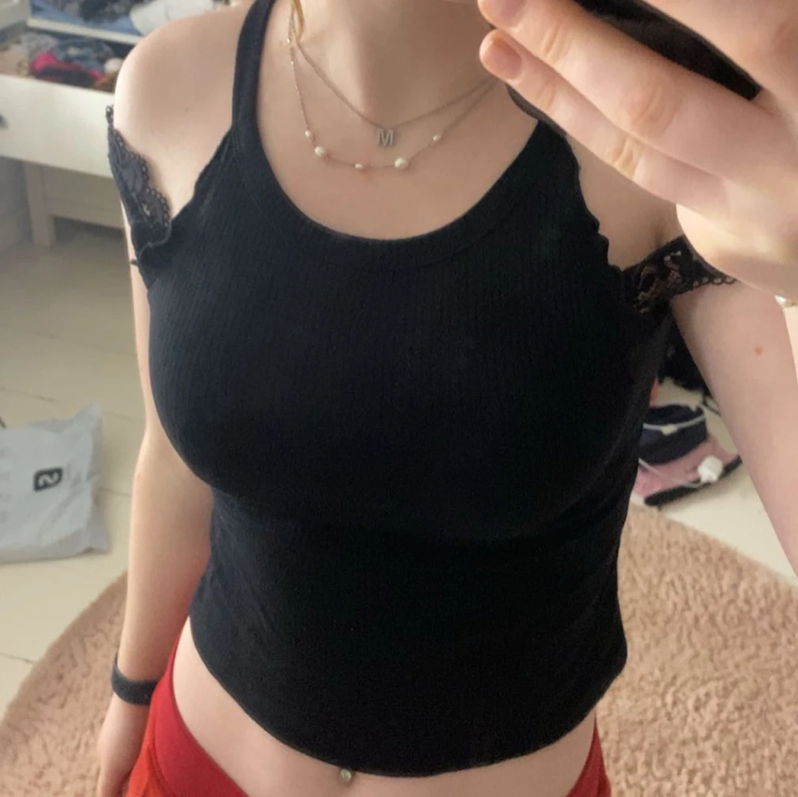 Svart ribbad linnetopp med volanger