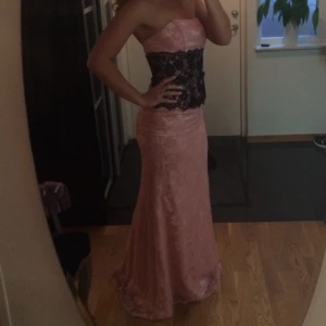 Superfin balklänning  - Superfin balklänning. Använd endast en gång. Jag är 160 cm