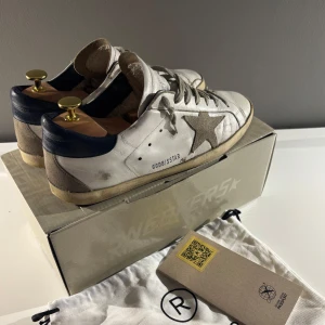 Golden Goose skor - Golden Goose superstar skor i storlek 43, figs 42. Okej skick; 7/10. Box och dustbag tillkommer! Skriv vid frågor och funderingar!